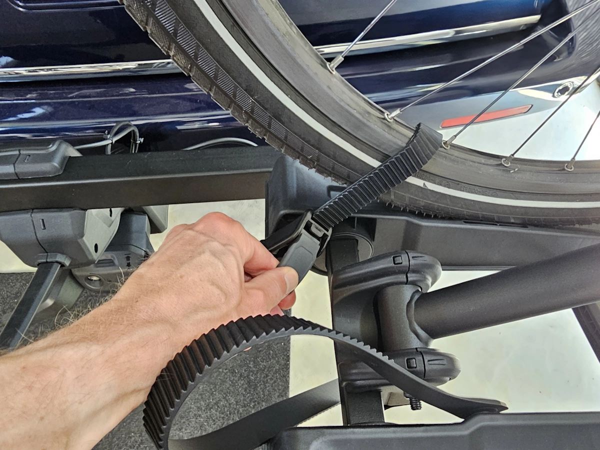 Vastzetten van fietswielen met ratelbanden op Thule OutPace 2