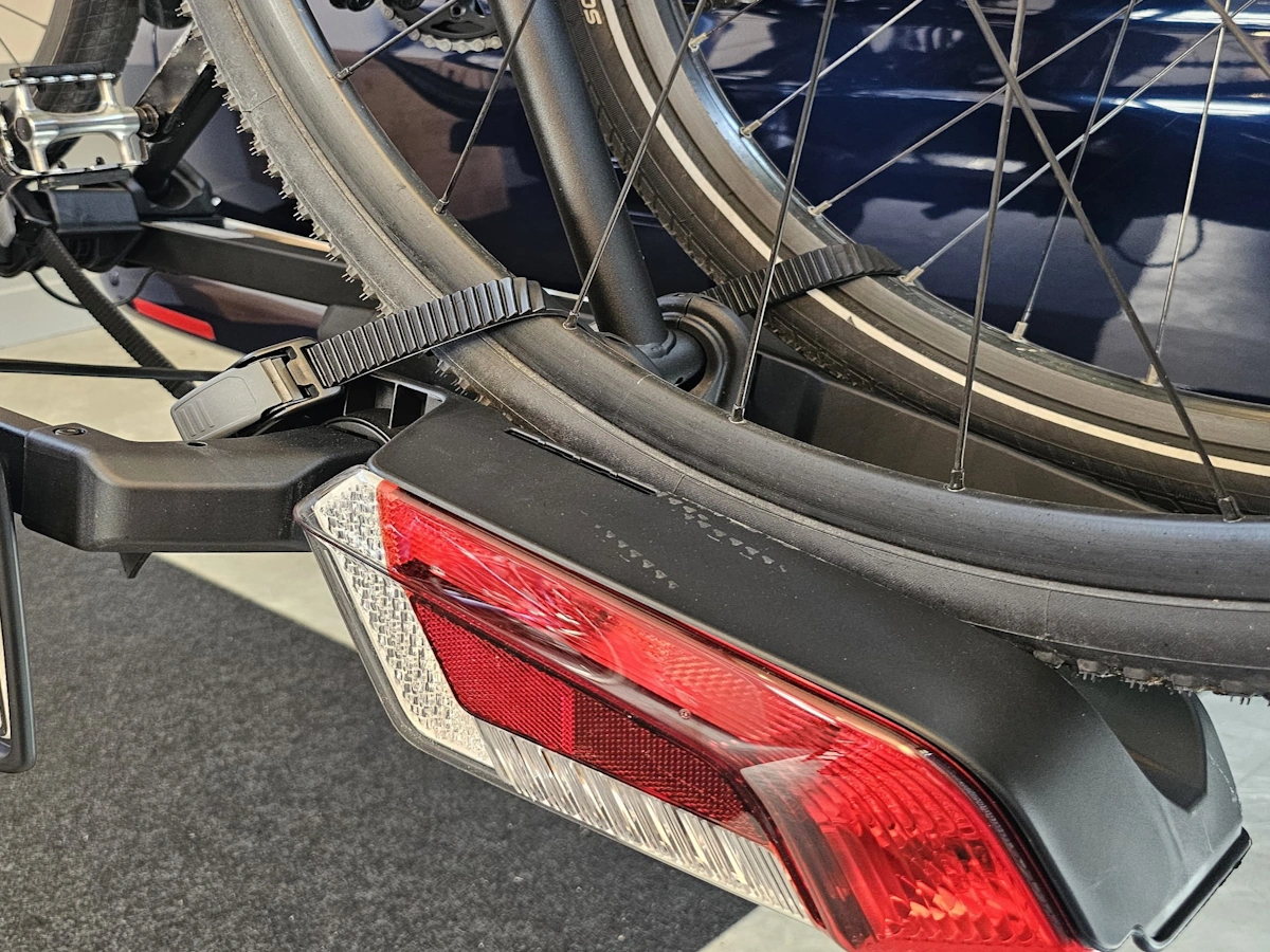 Achterlicht en reflectie op de Thule OutPace fietsendrager