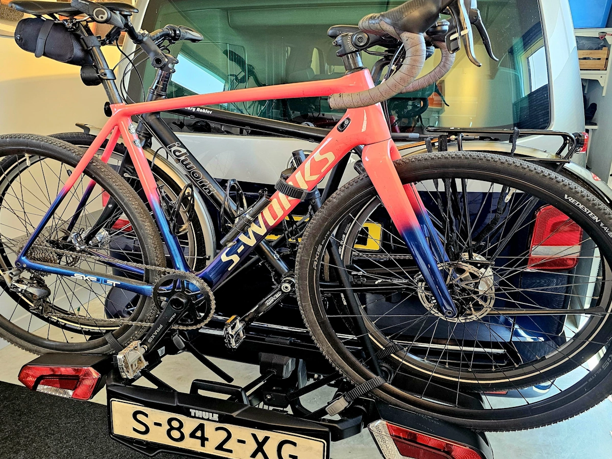 Thule OutPace fietsendrager met twee fietsen gemonteerd op een auto