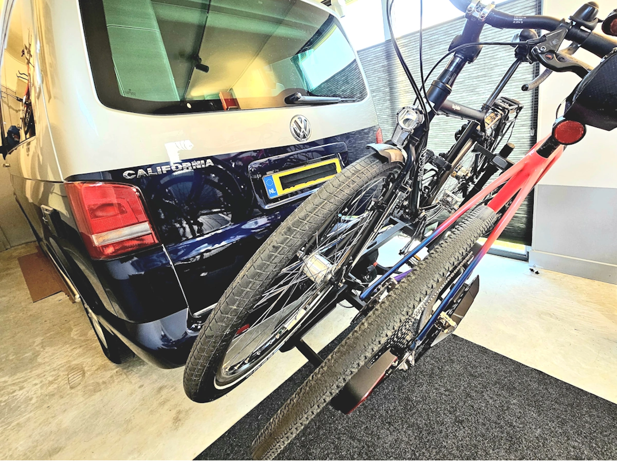 Thule OutPace fietsendrager in neergeklapte stand