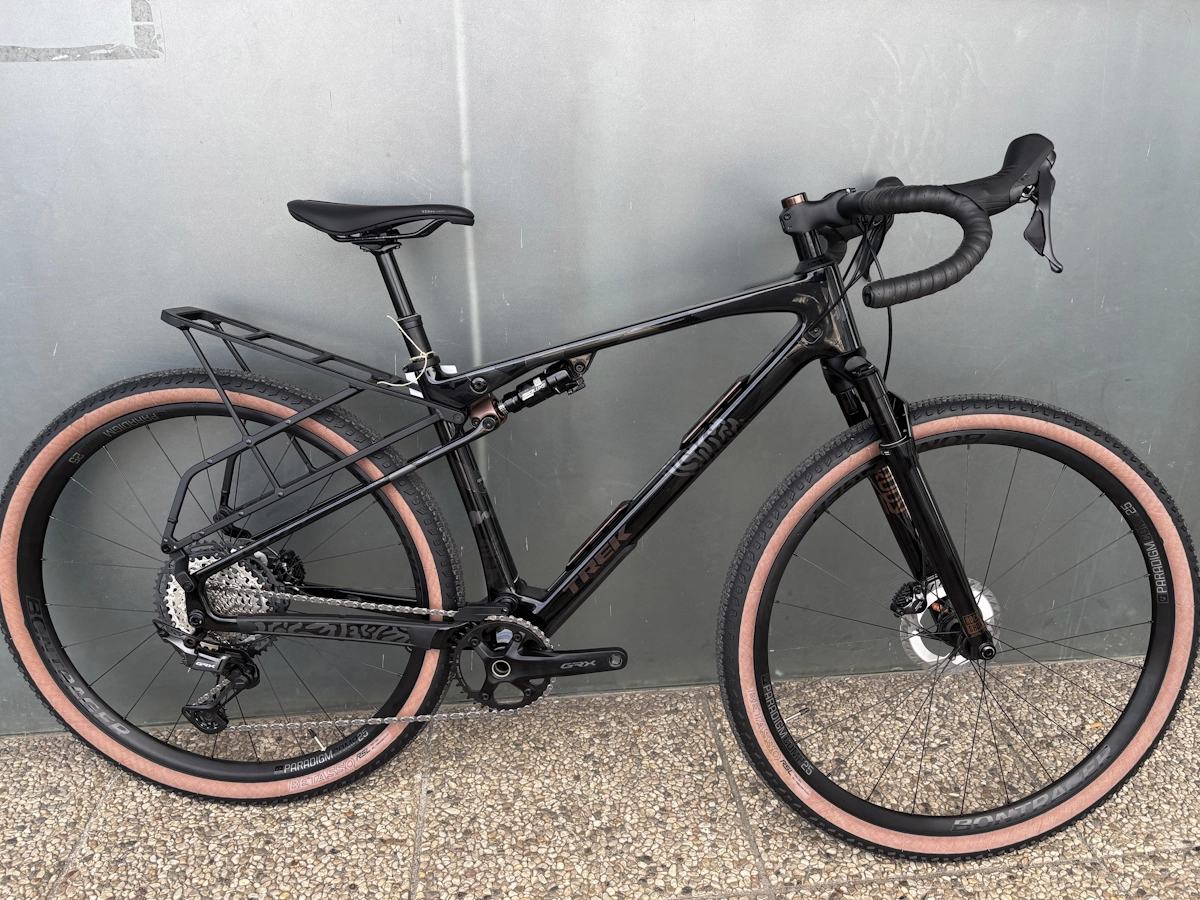 Voorbeeld van een volledig geveerde gravelbike als comfort-alternatief voor grotere wielen
