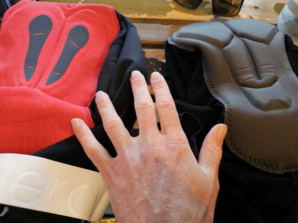 Vergelijking van zemen tussen goedkope en dure fietsbroek, verschil in demping en kwaliteit