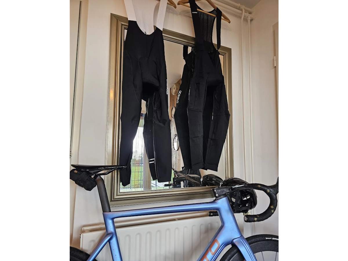 Acelera Essential basis en premium fietsbroeken naast elkaar ter vergelijking