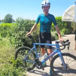 Vorzijde-op-racefiets-met-Fusion-fietsbroek-en-fietsshirt