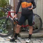 Vrouw met SKS AIR-X-PLORER DIGI 10.0 digitale fietspomp