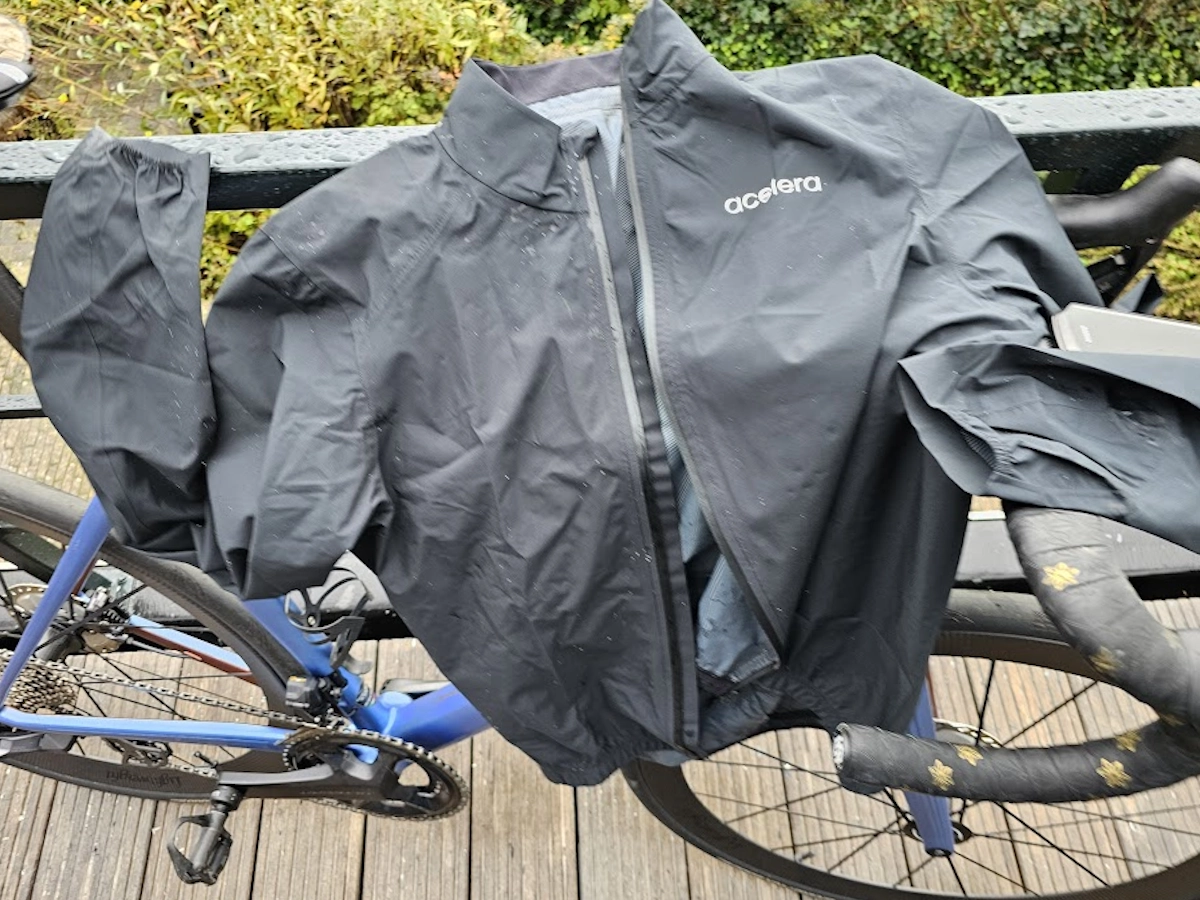Acelera fietsjack tijdens fietstocht, goed zichtbaar op de fiets