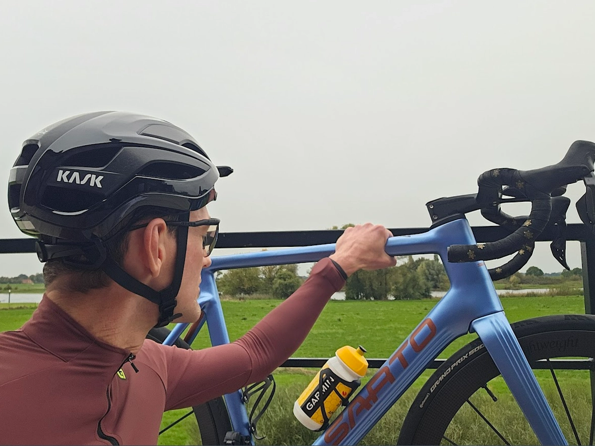 Achterzijde van de Kask Elemento helm met reflectiedelen zichtbaar
