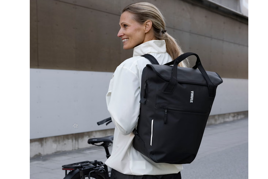 Dame met Thule Shield tas zwart gebruikt als rugzak