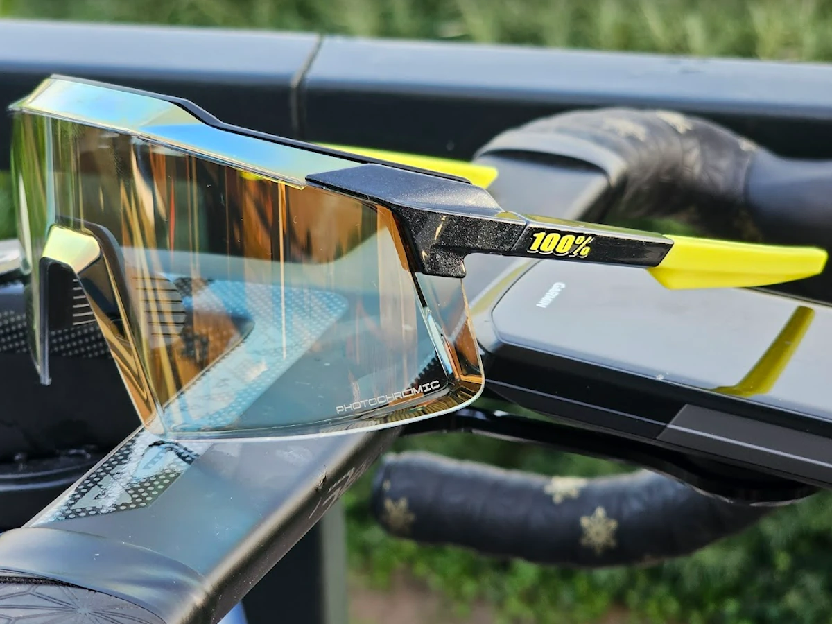 Detailopname van de lens en het frame van de 100% Aerocraft