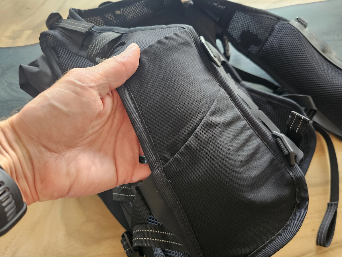 Handige zakjes en details van de Restrap Rolltop Hydration Vest