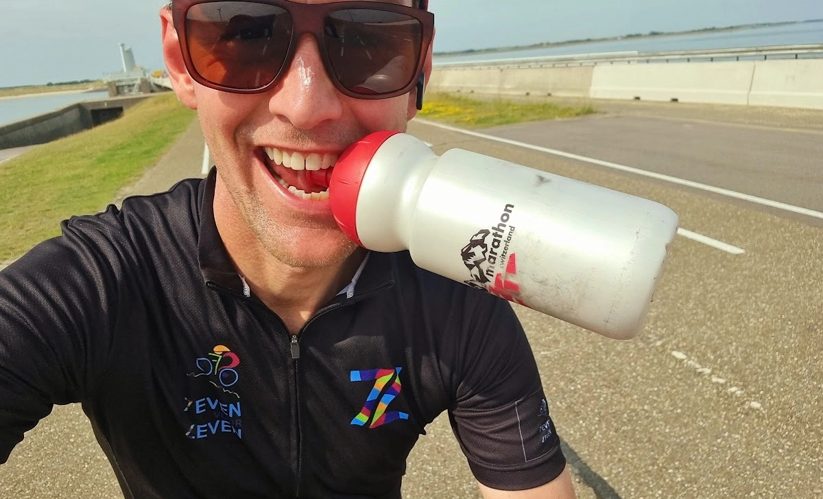 Drinken uit bidon tijdens het wielrennen