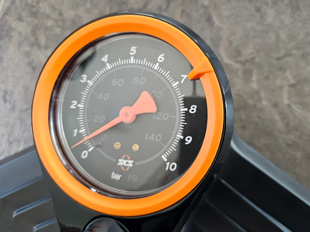 Nauwkeurige drukmeter op SKS voetpomp met hoge druk functie