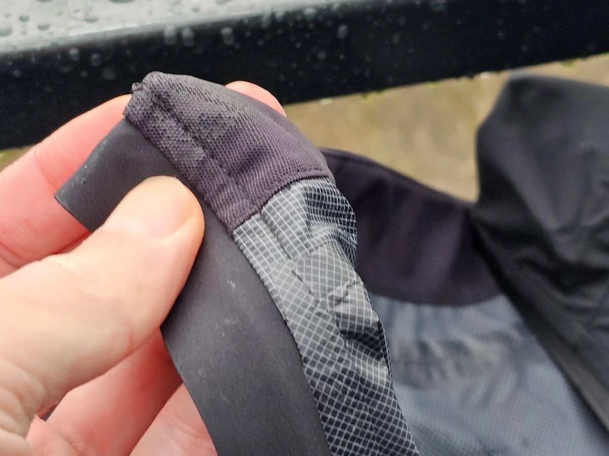Elastische onderzijde van het Acelera fietsjack voor perfecte pasvorm tijdens het fietsen