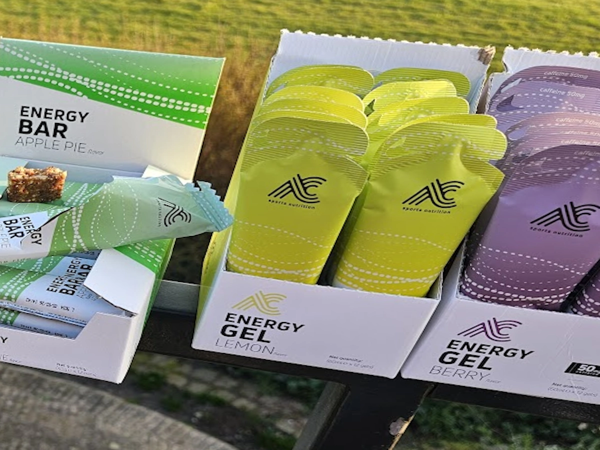 Twee verschillende smaken energiegels voor wielrenners naast een racefiets