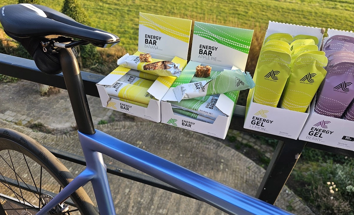 Fietser eet een energiegel tijdens het wielrennen voor extra energie onderweg