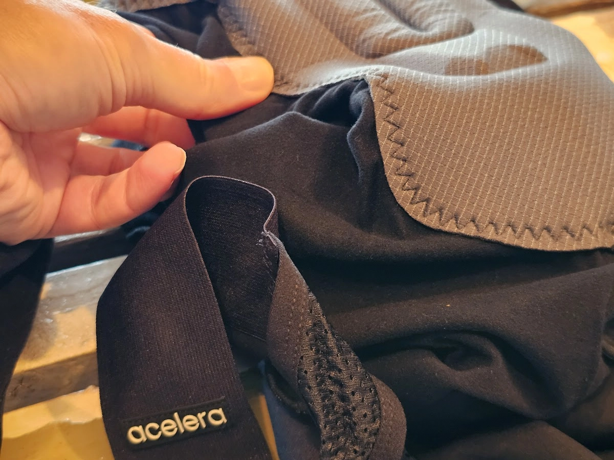 Detail van goedkope fietsbroek Acelera Essential met standaard zeem