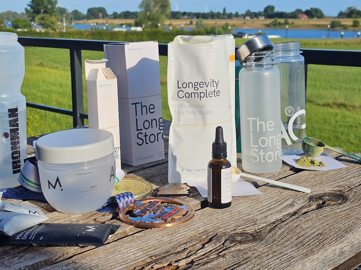 AG1, The Longevity Store en Maurten poederverpakking naast elkaar