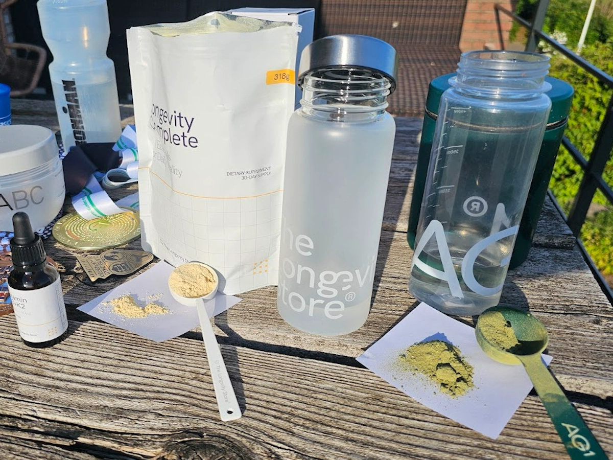 Vergelijking tussen AG1, The Longevity Store en Maurten groene supplementen