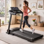De beste loopbanden voor thuis vergeleken hardloopster-op-hardloopband-in-woonkamer