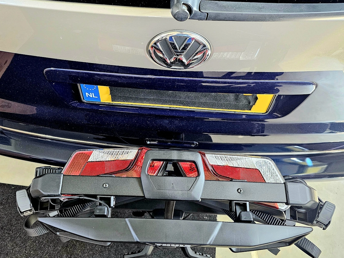 Ingeklapte drager op Thule OutPace voor compact transport
