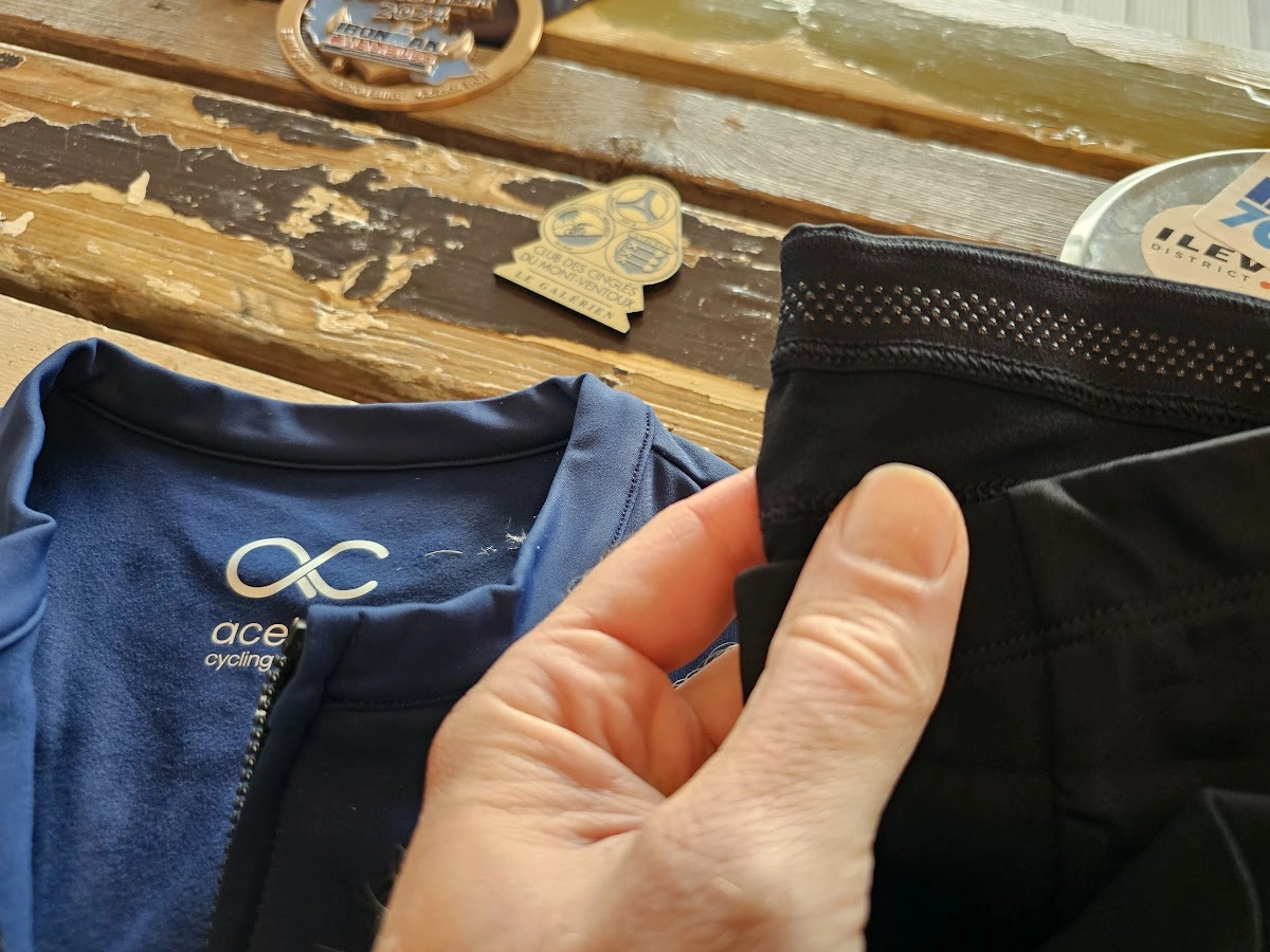 Kraag en stiksel-details van het Acelera dames fietsjack blauw-zwart