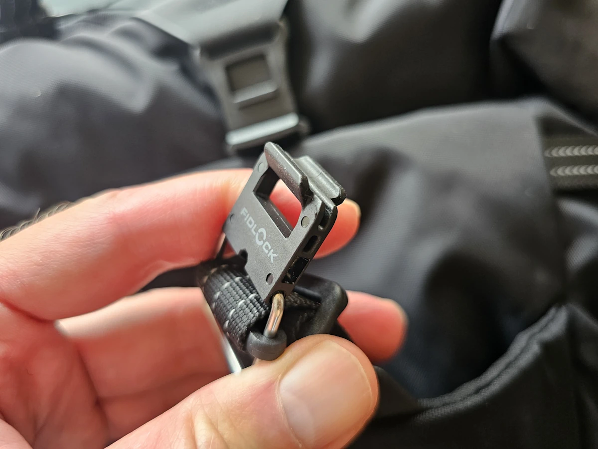Stevige straps en afwerking van de Restrap Rolltop Hydration Vest
