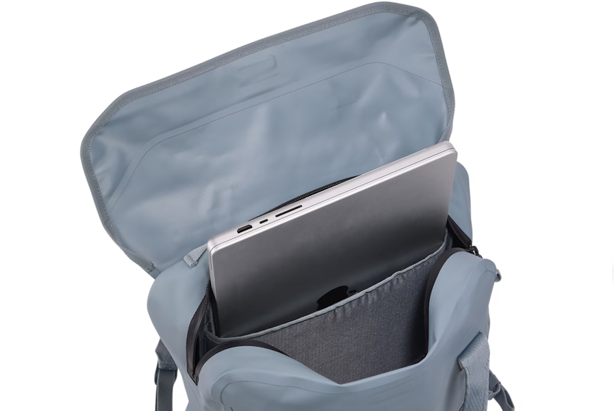Laptop veilig opgeborgen in Thule Shield fietstas blauw