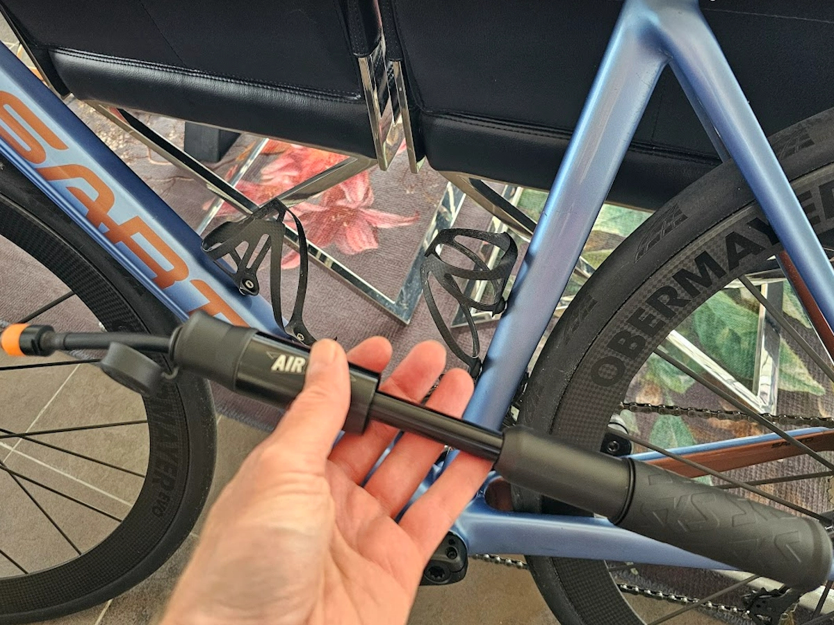 SKS minipomp met Schwalbe Clik Valve systeem voor racefietsventielen