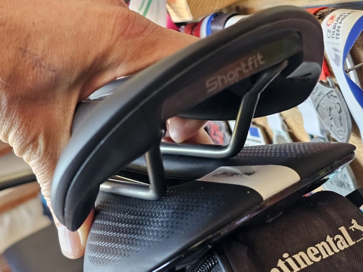 Selle San Marco Shortfit Allroad naast een Gebiomized zadel ter vergelijking