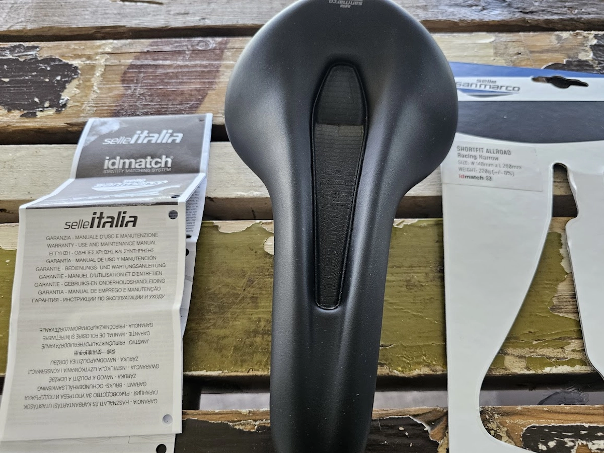 Selle San Marco Shortfit Allroad tijdens de praktijktest naast de racefiets
