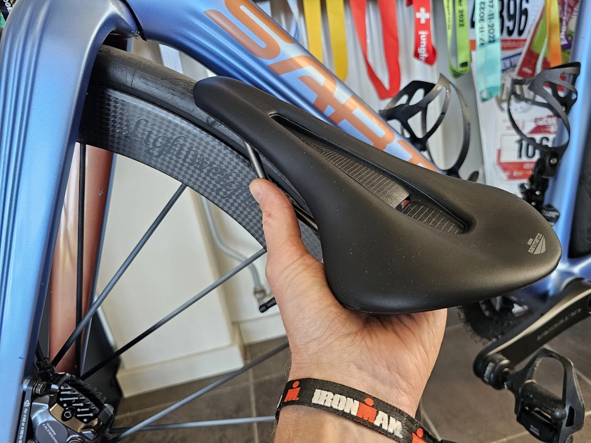 Selle San Marco Shortfit Allroad gemonteerd op een hoogwaardige Sarto racefiets tijdens de test