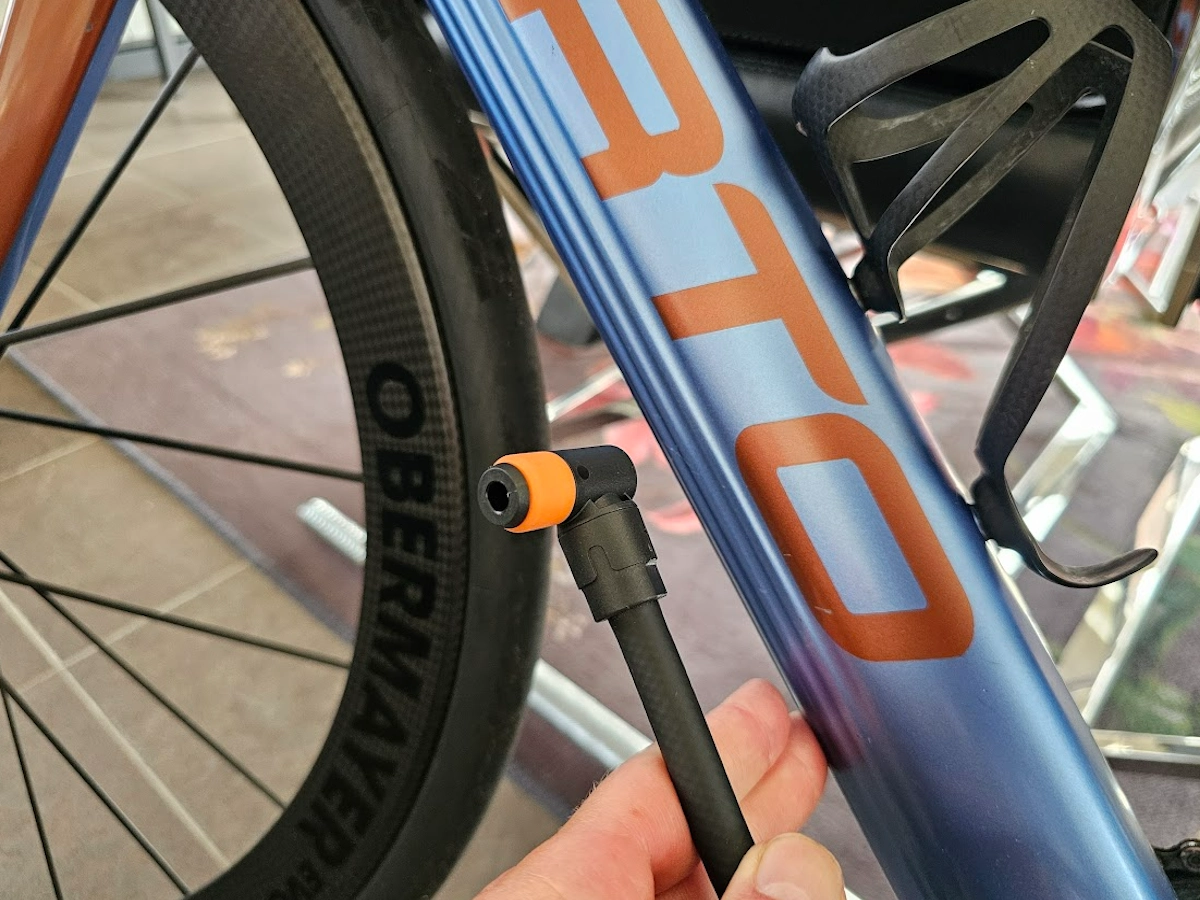 Flexibele slang van een hoge druk fietspomp met stevige aansluiting