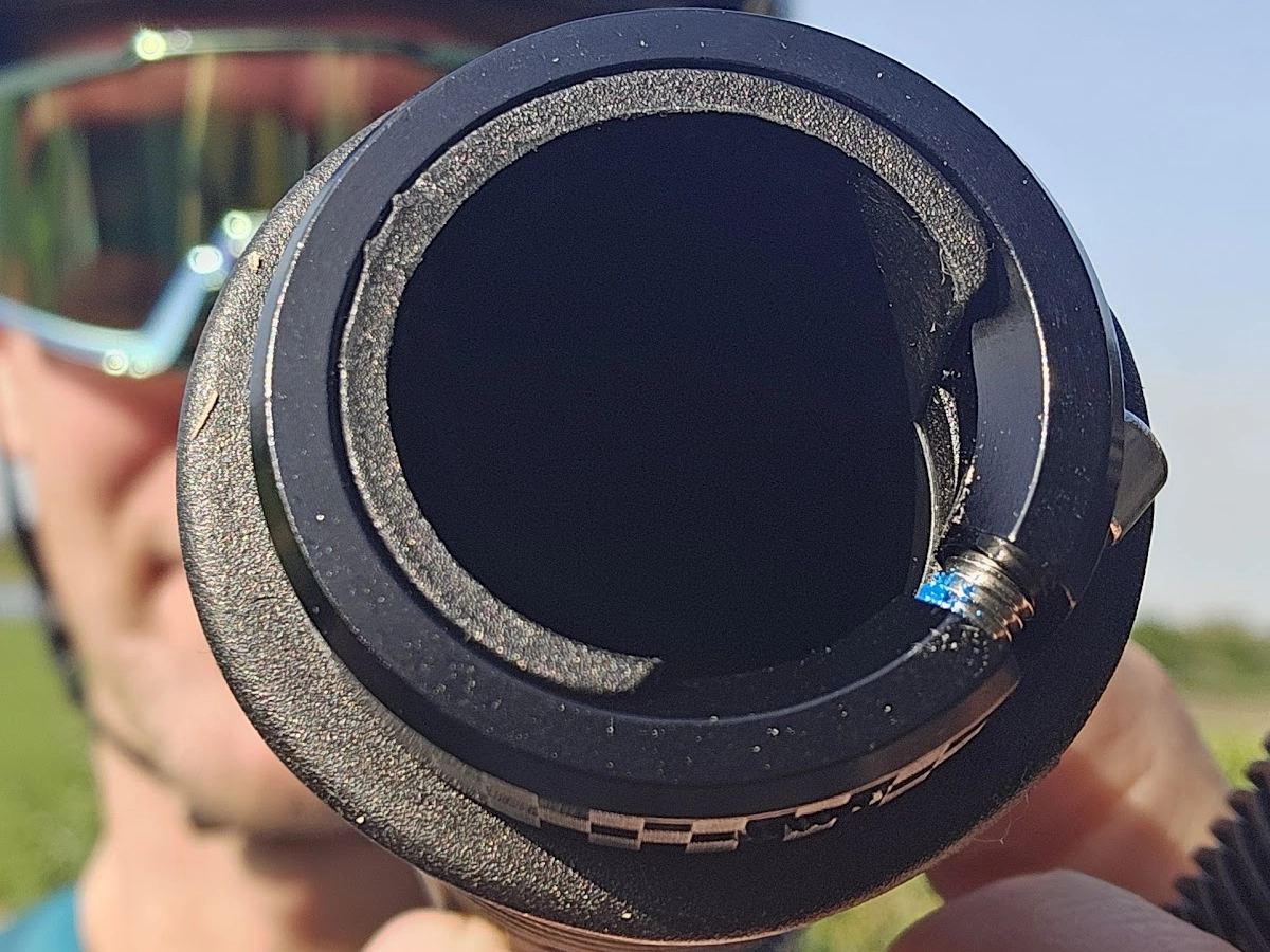 Detailfoto van Peaty's Monarch MTB handvatten met lock-on bevestiging