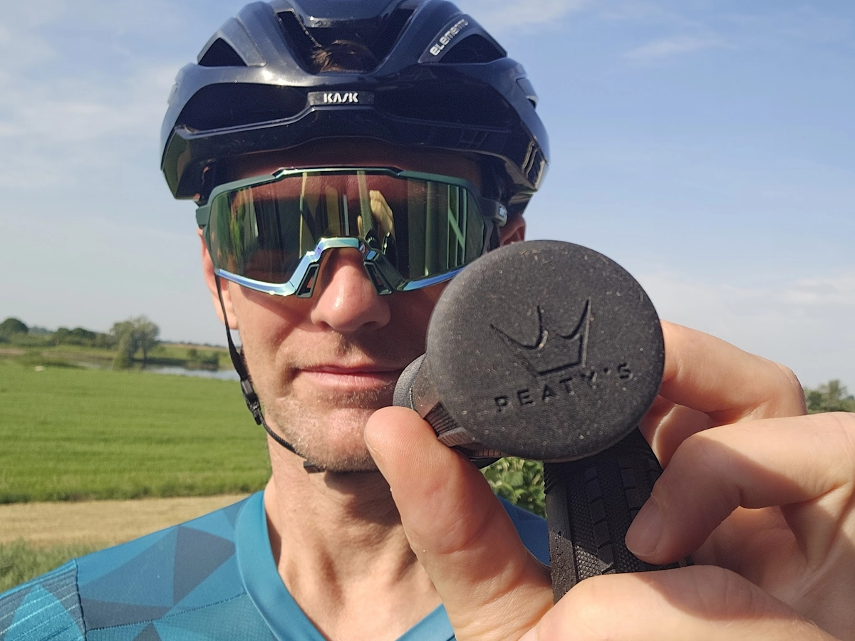 Peaty's Monarch MTB handvatten gemonteerd op mountainbike stuur tijdens test