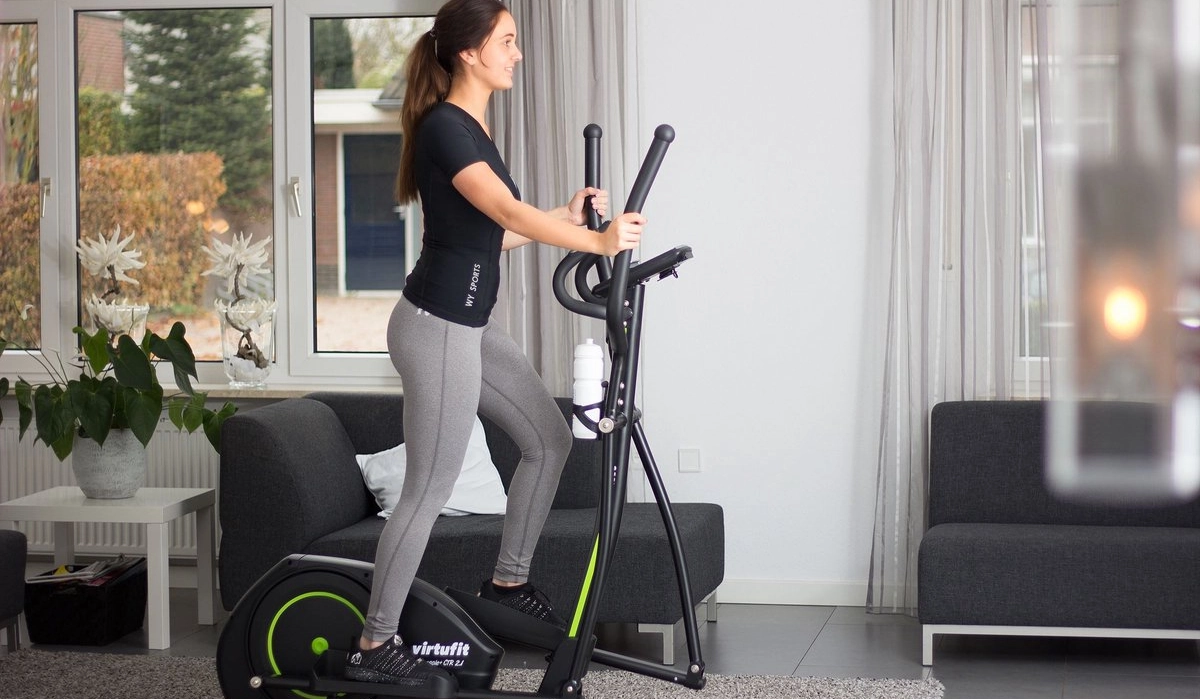 Dame op iconsole crosstrainer thuis