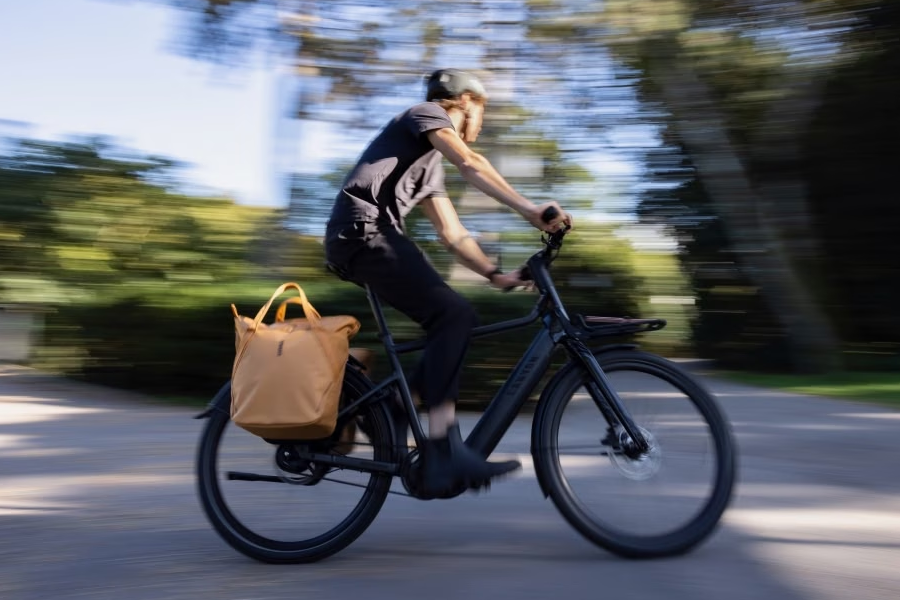 Thule Shield fietstas tijdens het fietsen bevestigd op InLock systeem