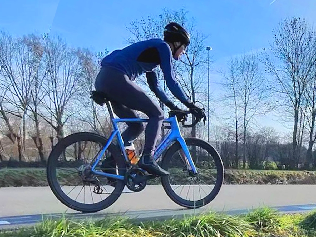 Fietskleding testen tijdens een wielrit in verschillende weersomstandigheden