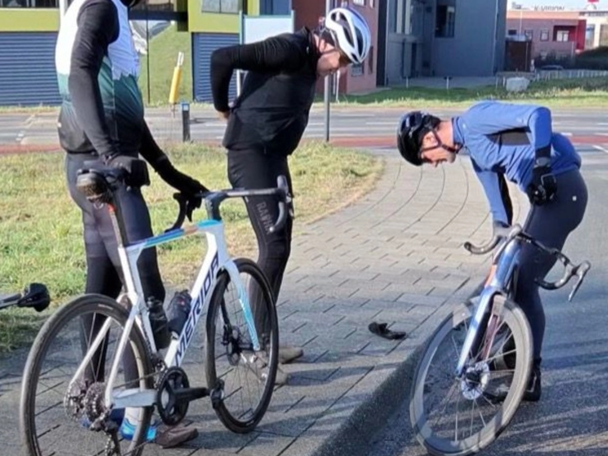 Onderweg een lekkende fietsband bijpompen tijdens het wielrennen