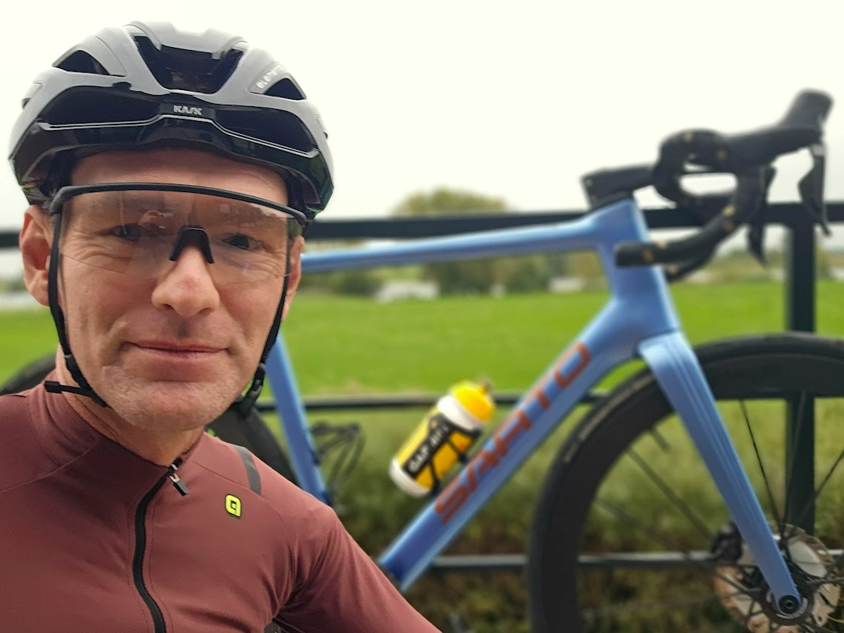 Vooraanzicht van de Kask Elemento helm gedragen door wielrenner