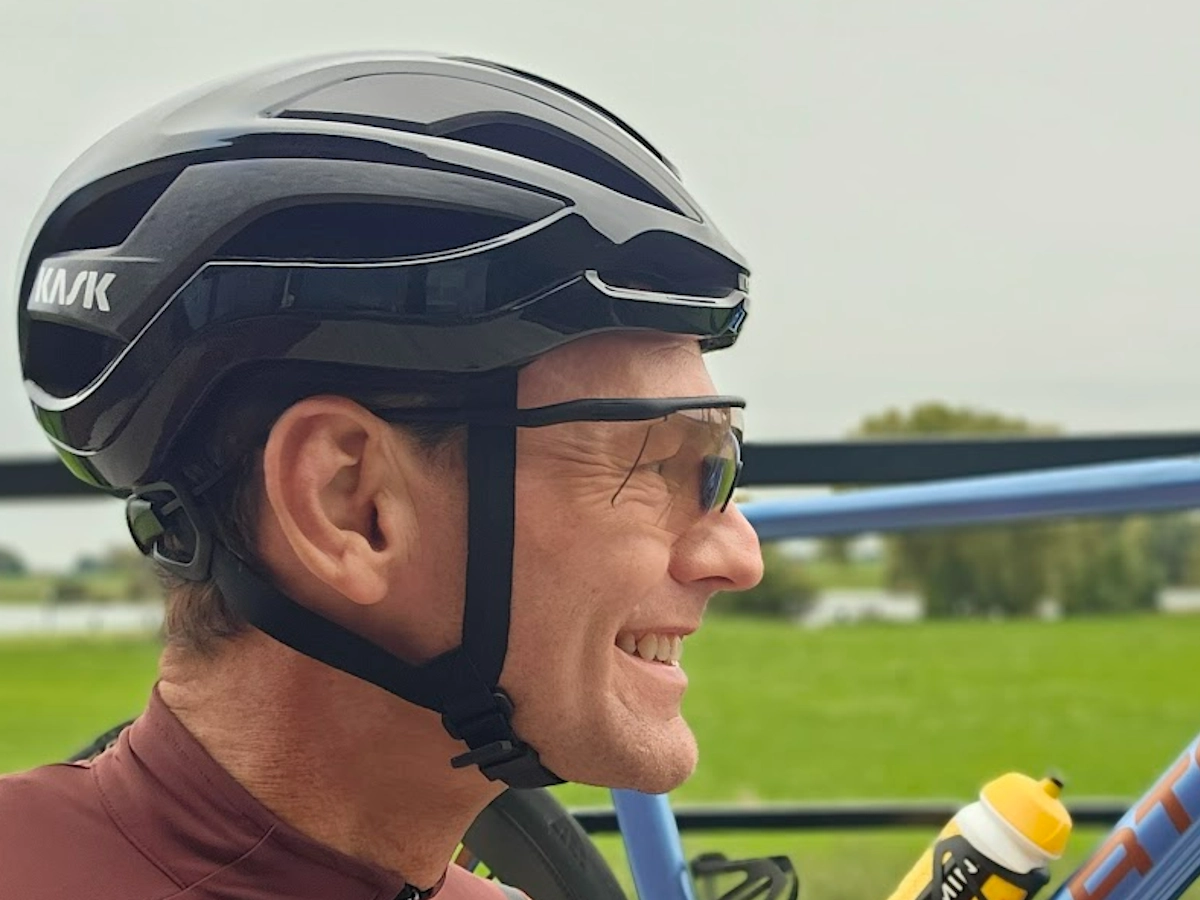 Zijkant van de Kask Elemento helm op het hoofd tijdens het fietsen
