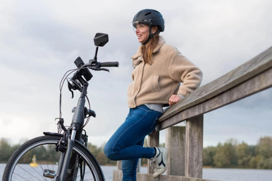 Dame met de fraaie veilige e-bike helm