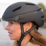zwarte-mooie-ebike-helm-bij-vrouw