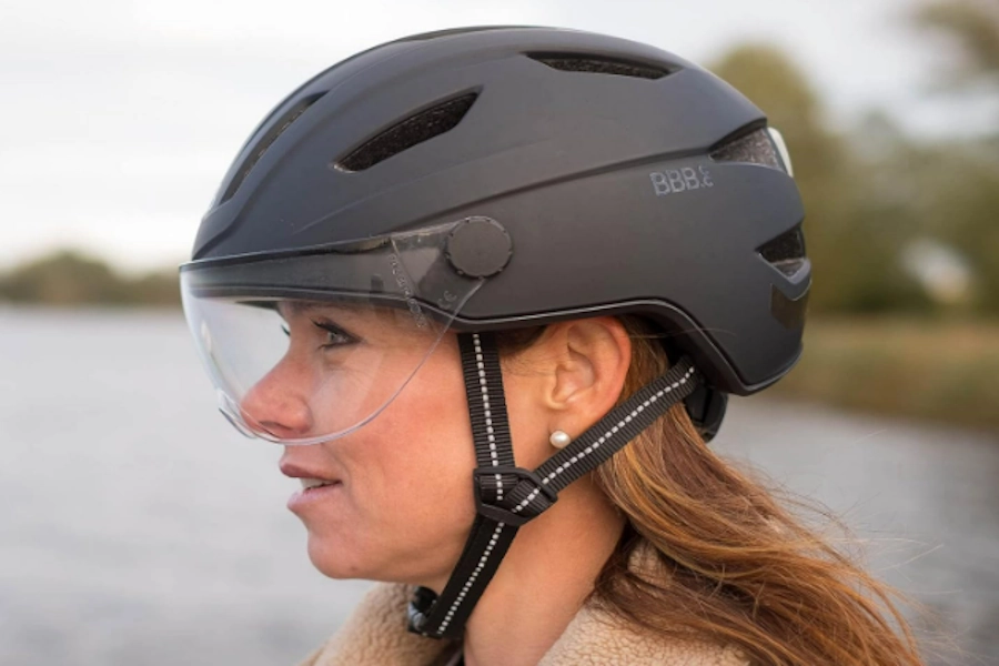 Ebike en Dame met de zwarte e-bike helm